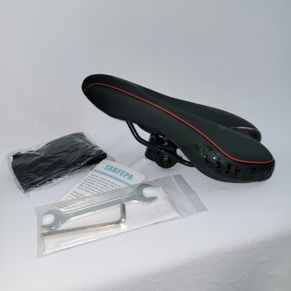 Road Racing Bicycle Saddle Seat 11 x 6.5 with Seat Cover & Tools NEW - Picture 3 of 5